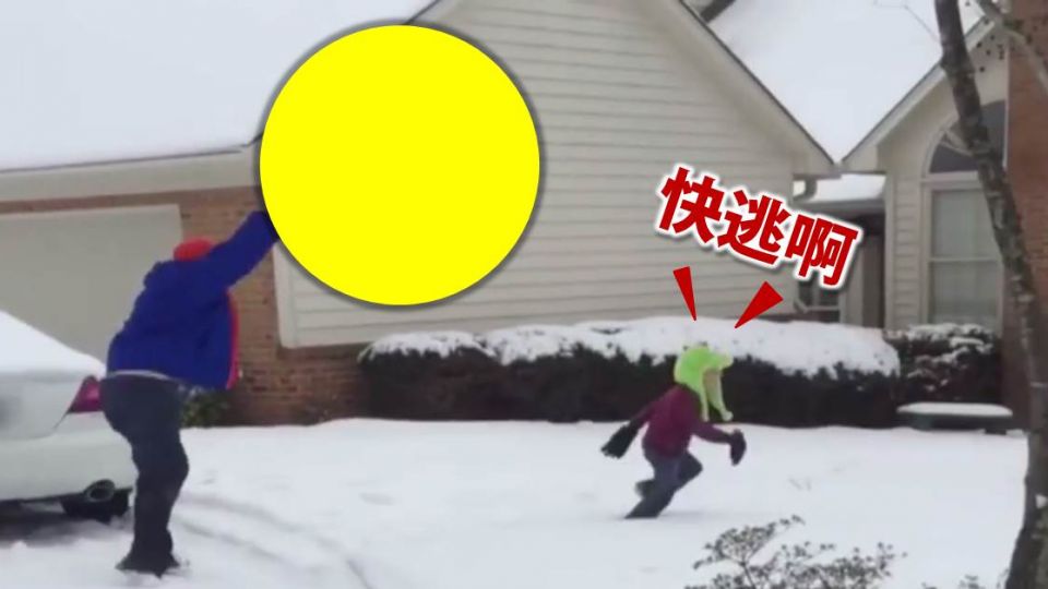 父子打雪仗!這一顆雪球也...太大了吧