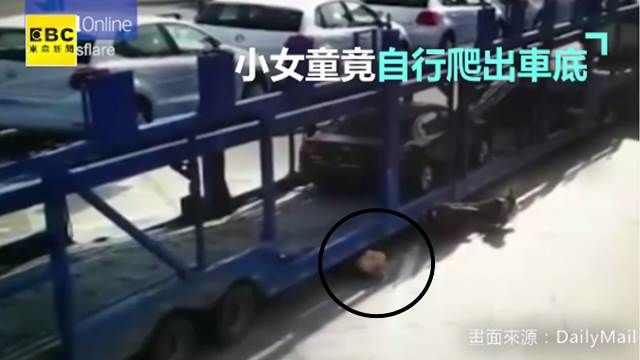 奇蹟!拖板車輾壓機車五歲女孩爬出無傷