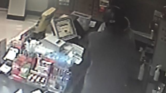 搶匪持刀搶超商「無人理」 等2分多才搶成