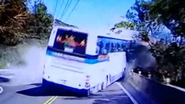 曳引車翻「鋼梁像箭射」 蘇花大車禍2死28傷