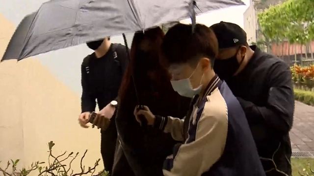 赴考不發一語 周子瑜低調現身善化考場