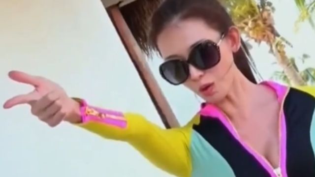 林志玲連身泳裝上陣 深V造型超吸睛