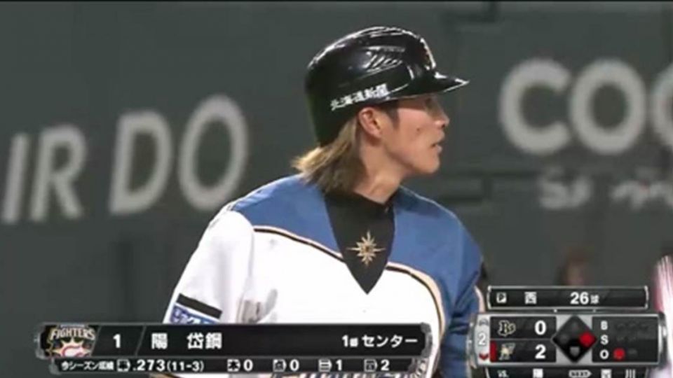 動容！陽岱鋼手臂黑絲帶...另一頭繫著小燈泡