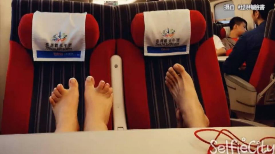 「光腳丫」踩台鐵座椅？ 杜詩梅挨轟沒衛生