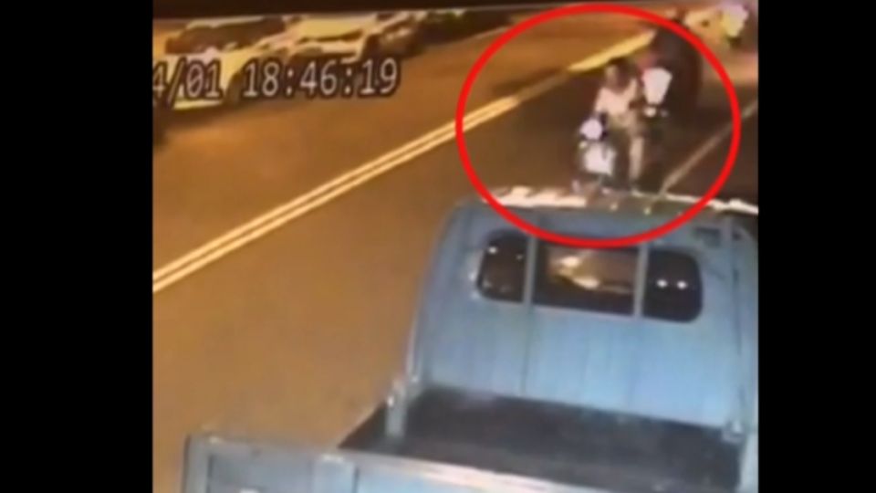 電動車違規逆向 害騎士閃避不及重摔在地