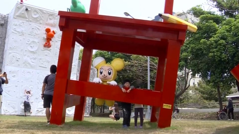 才見客一天 小鼠公仔「眼鏡掉了」疑遭遊客破壞