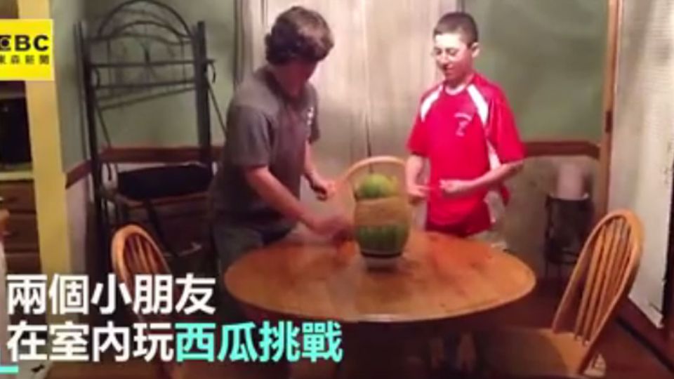 在家玩橡皮筋套西瓜 下一秒悲劇發生!