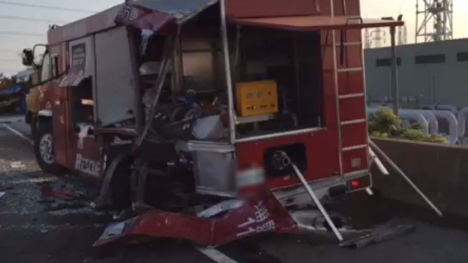 化學槽車國道翻覆!警消到場處理遭撞釀3傷