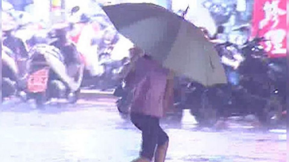 帶傘穿外套!全台下大雨 天氣濕涼再降5℃
