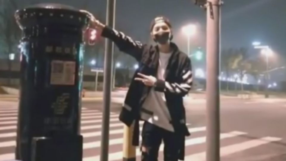 鹿晗手搭郵筒拍照 外灘郵筒瞬間暴紅