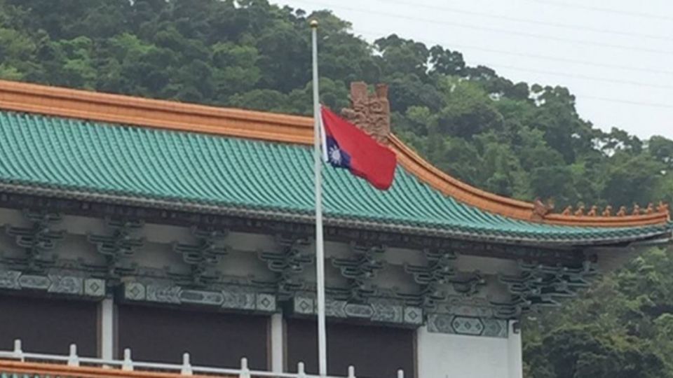 搞烏龍!故宮國旗降半還倒掛 網友:大忌呀