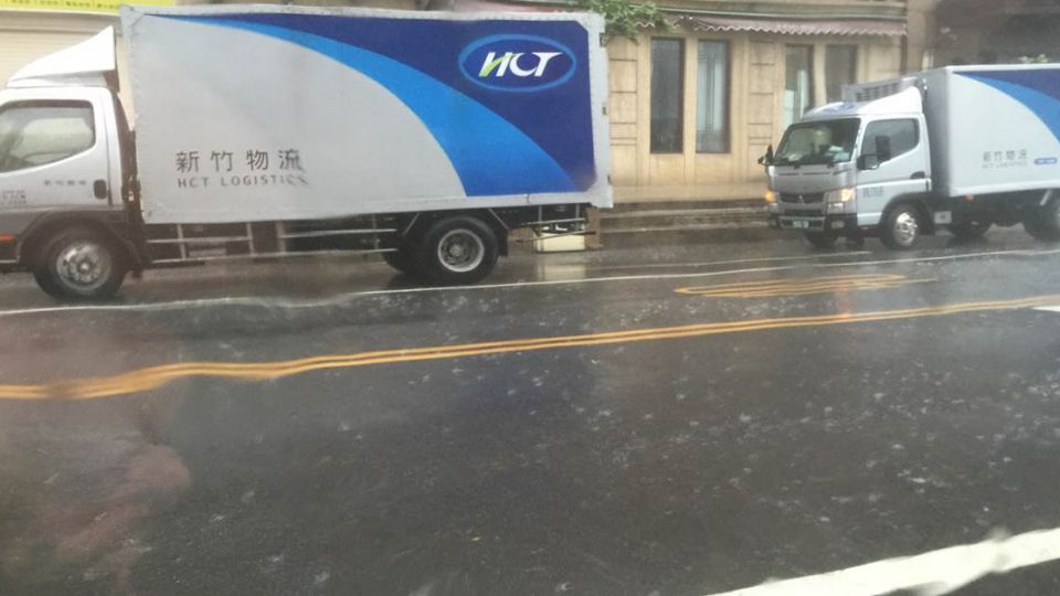 超恐怖!狂風驟雨 網友驚呼「怎麼不放颱風假?」