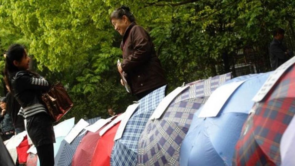 大陸尋奇!公園搭「傘帳篷」裡面賣的竟是…