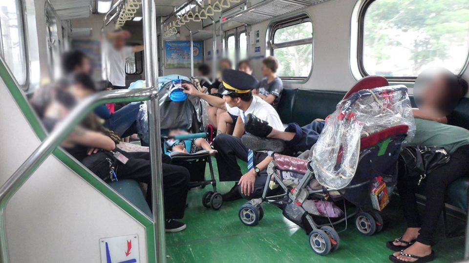 帶嬰兒出門父母累翻 列車長「一個舉動」貼心破表