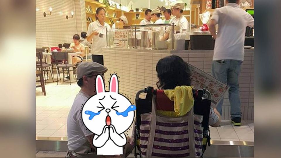 服務生以「行動」服務客人 網友瞬間被融化