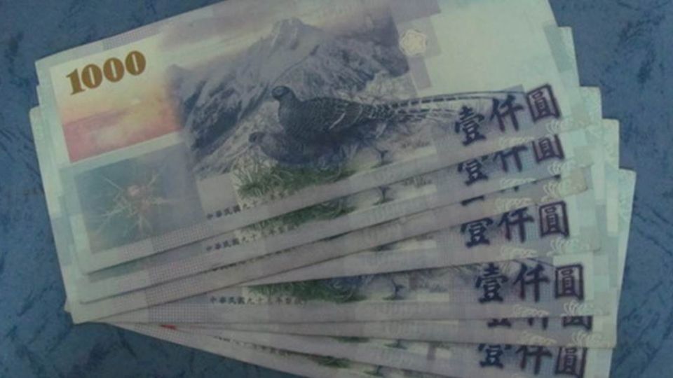 神奇!男子路過警局 「進門」撿回122萬
