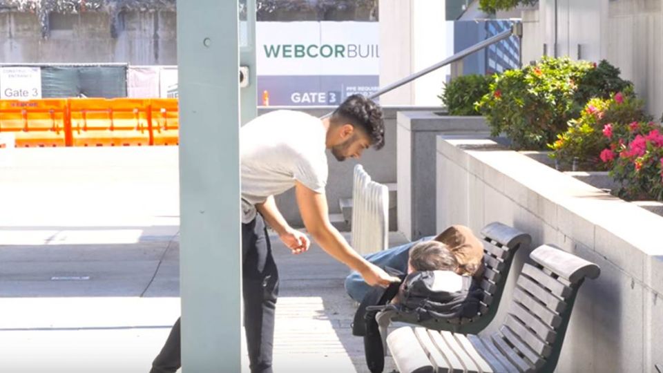 【影片】感動百萬網友!男塞錢實驗測善心 街友竟然…