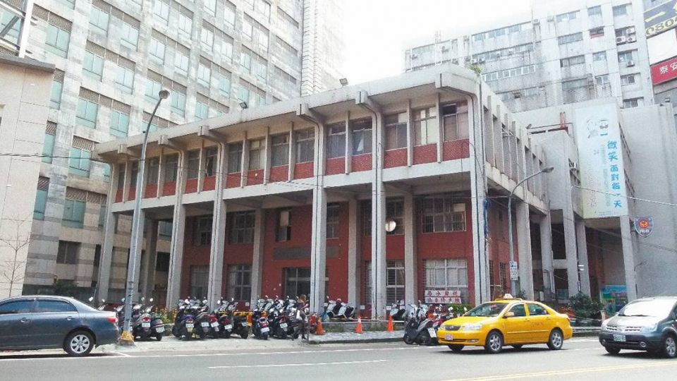 超尷尬！人妻貪戀小鮮肉 「警察抓姦」自家人