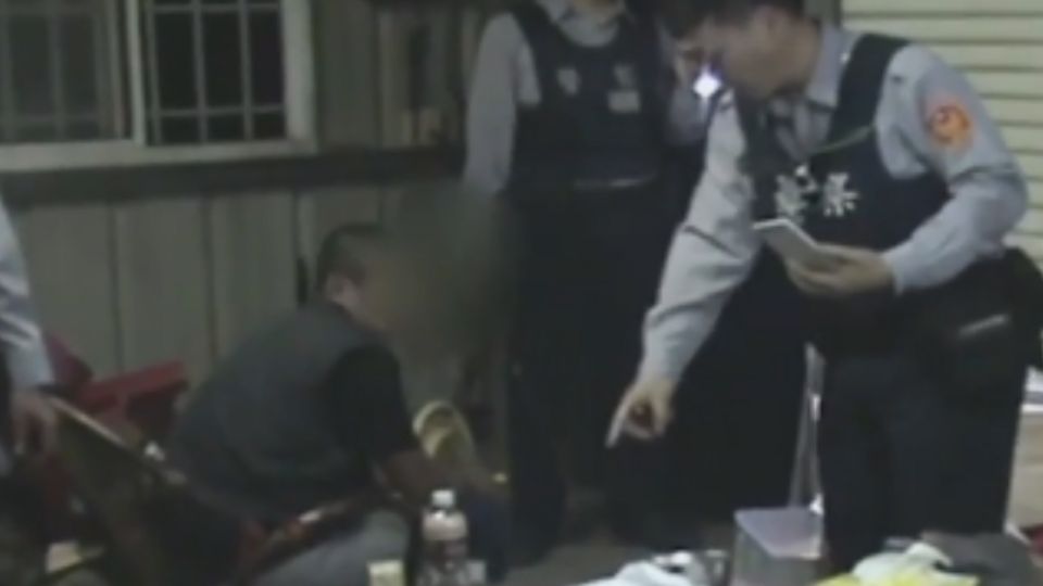 毒犯藏工寮開毒趴 遭警包圍「開門就範」
