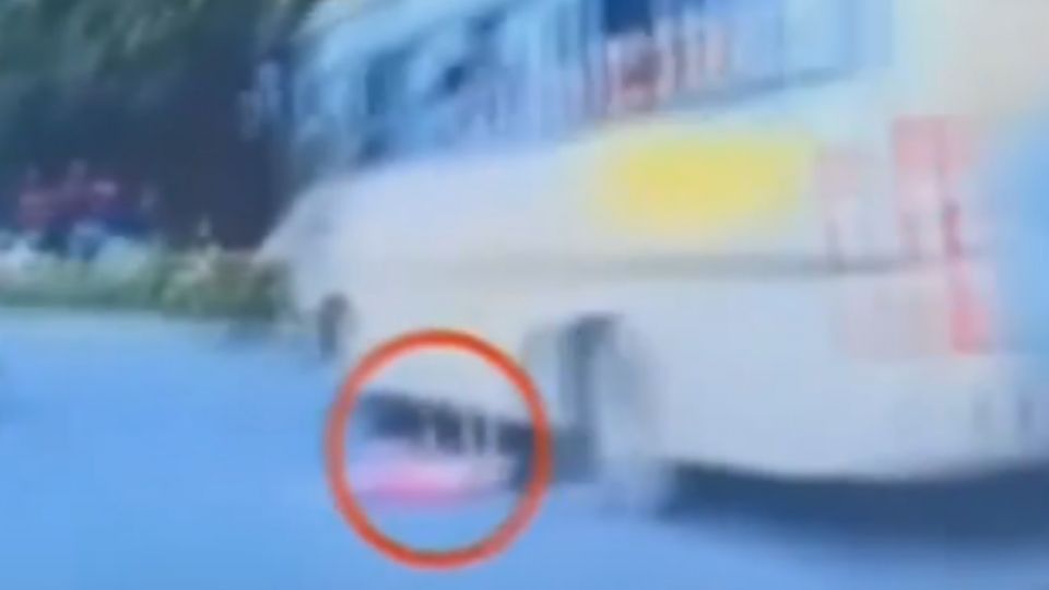 粗心媽忙滑手機 女童車窗摔落馬路中央