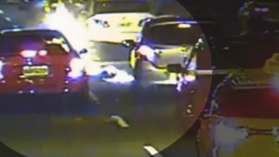 撞飛卡住「火燒車」  駕駛急踹車 騎士倒地身亡