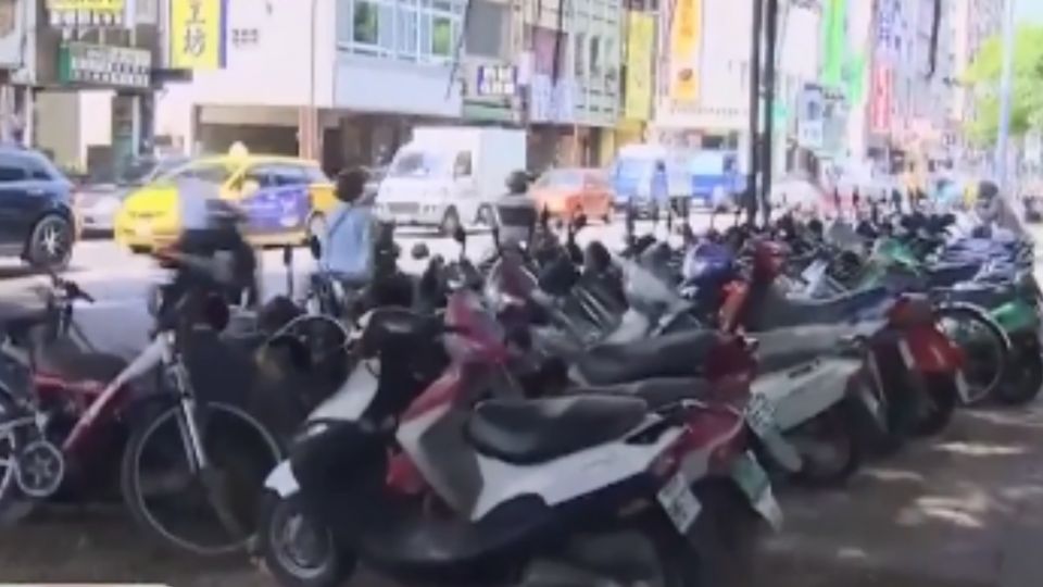 省20元？圖方便？ 對面就是停車場...公園違停