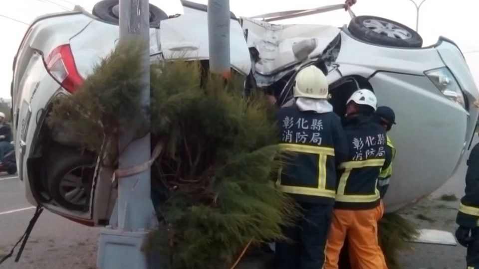 16歲少年無照載同事 過彎撞飛雙亡