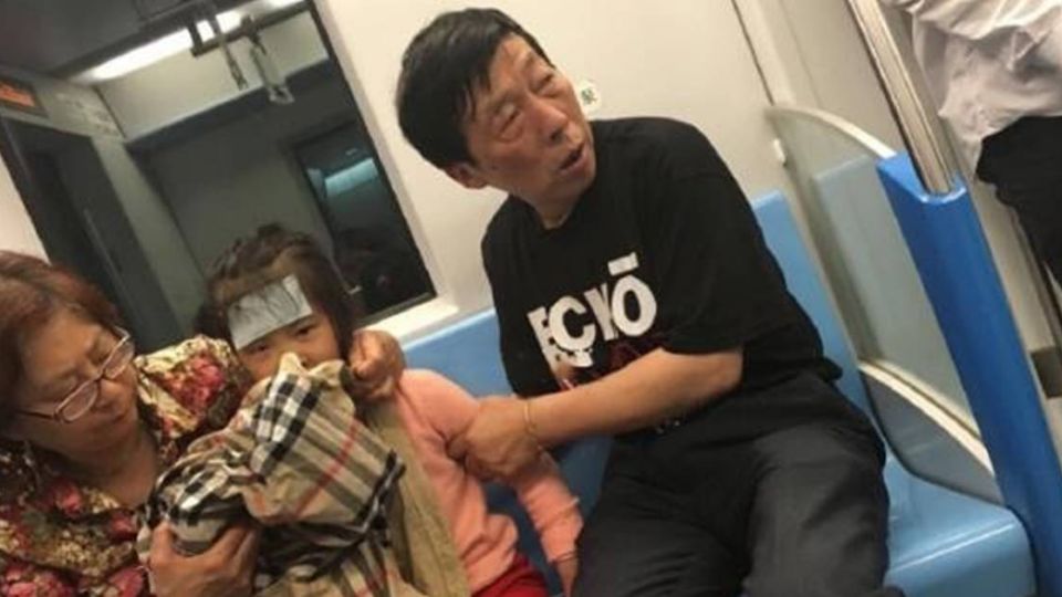 小孫難受嘔吐 爺爺「霸氣一脫」同車人都說:棒