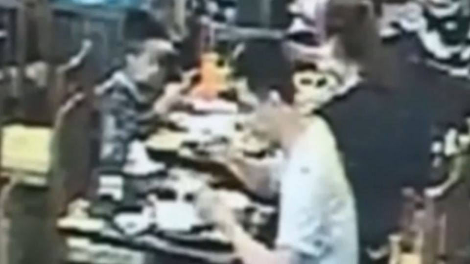 玻璃割傷舌詐騙店家 敲詐被抓包