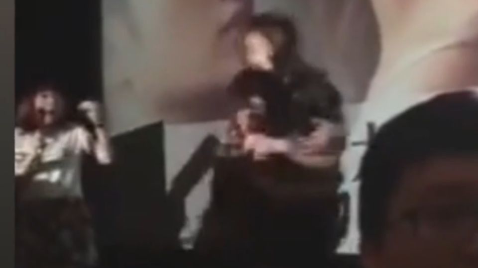 劉亦菲宣傳電影 被男粉絲「擒抱」撞飛擦傷