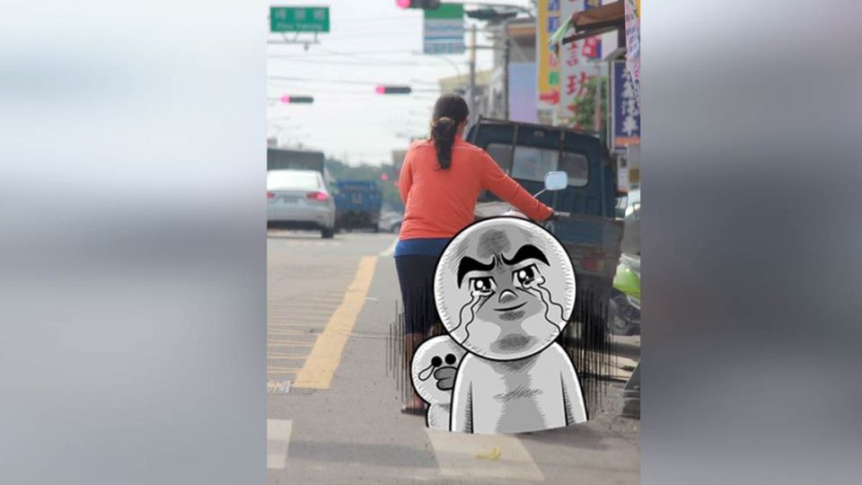 大熱天路邊推車!男童暖心相助 網友:超療癒