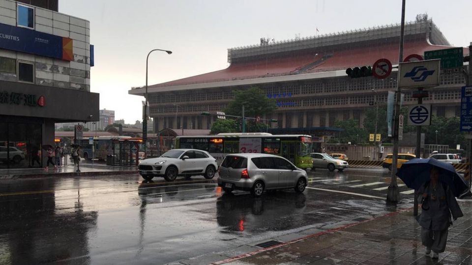 雨具備齊!6縣市大雨特報 下班嚴防「淋濕」