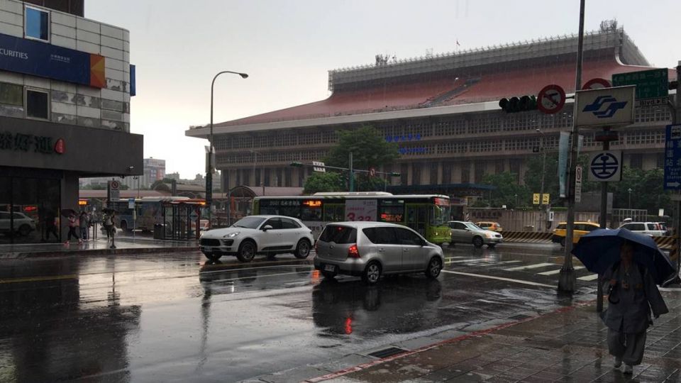 雨具備齊！6縣市大雨特報 下班嚴防「淋濕」