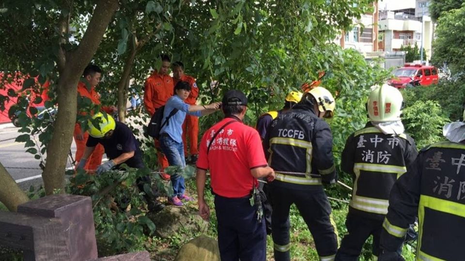 【最新消息】護欄邊拍照墜谷 母女1失蹤1自救