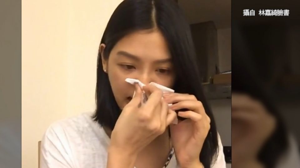 女神崩壞！林嘉綺直播吃飯 險噴飯、大聲擤鼻涕