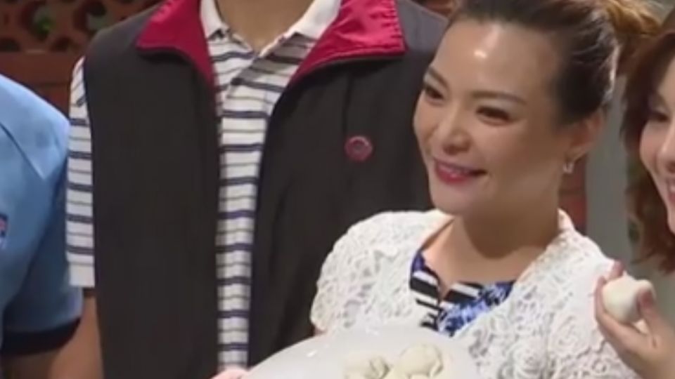 小甜甜深蹲瘦身 臉變錐子臉！