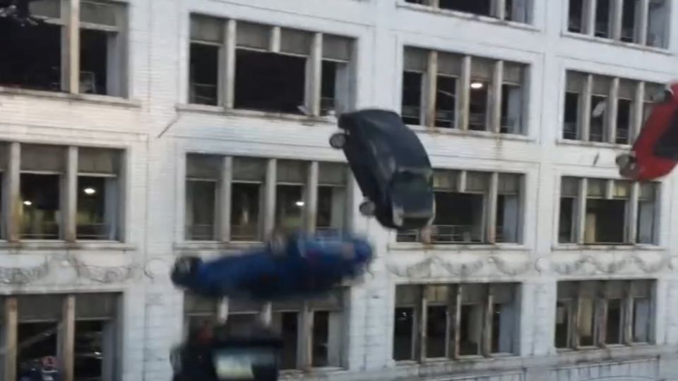 來真的！ 「玩命關頭8」飛車衝高樓、墜地爆炸驚人