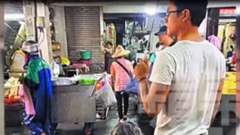 明道身價破億 「市場孝子」跪趴陪母賣地瓜