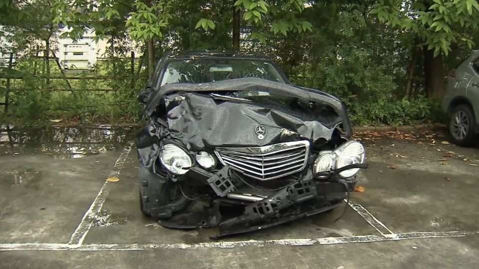 規矩開車也有事！ 通緝犯躲警闖紅燈二連撞