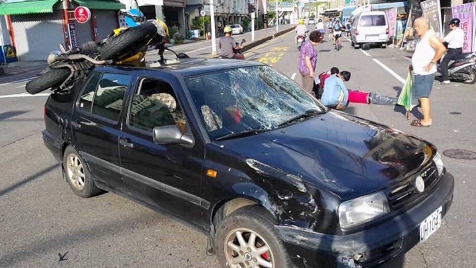 怎上去的？！重機卡汽車車頂 騎士動彈不得