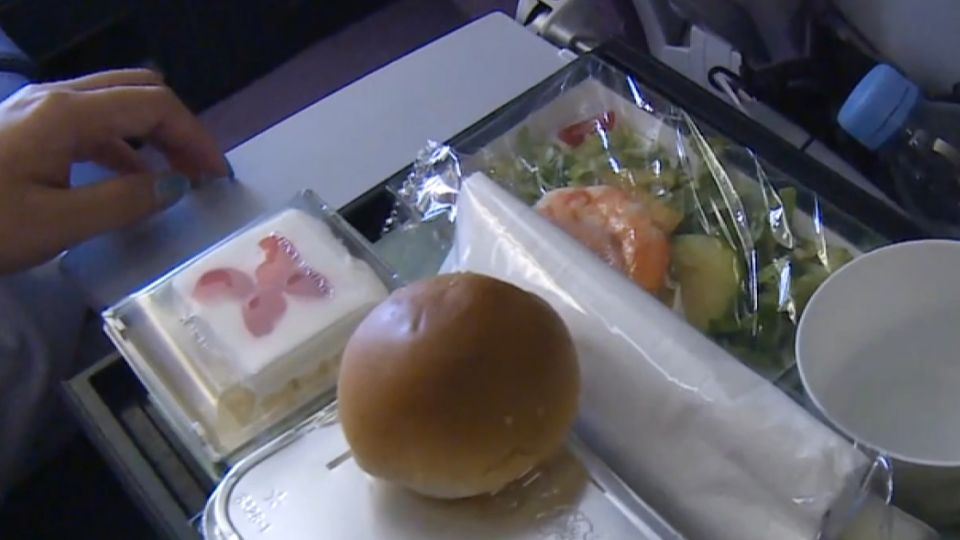 繼「醜制服事件」後 羅霈穎酸飛機餐這麼做