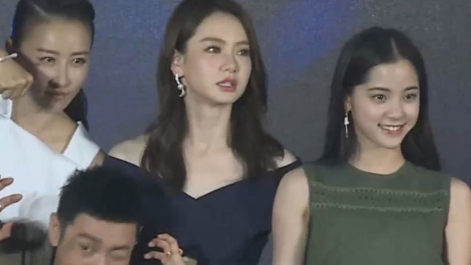 歐陽娜娜清純可愛 走台步完勝性感女星