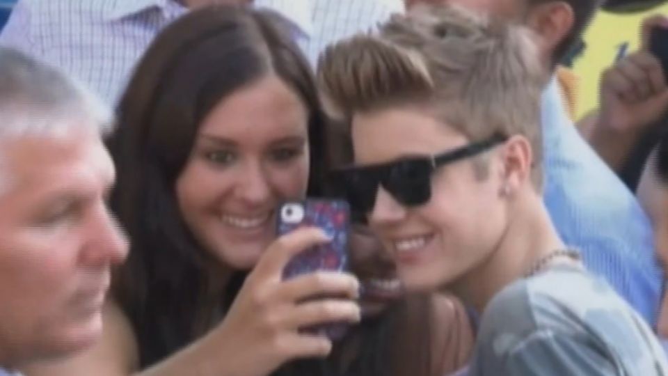 「拒簽名」爆粗口 小賈慘被200cm壯漢打飛