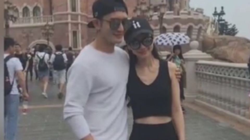 黃曉明緊牽baby 遊上海迪士尼曬恩愛