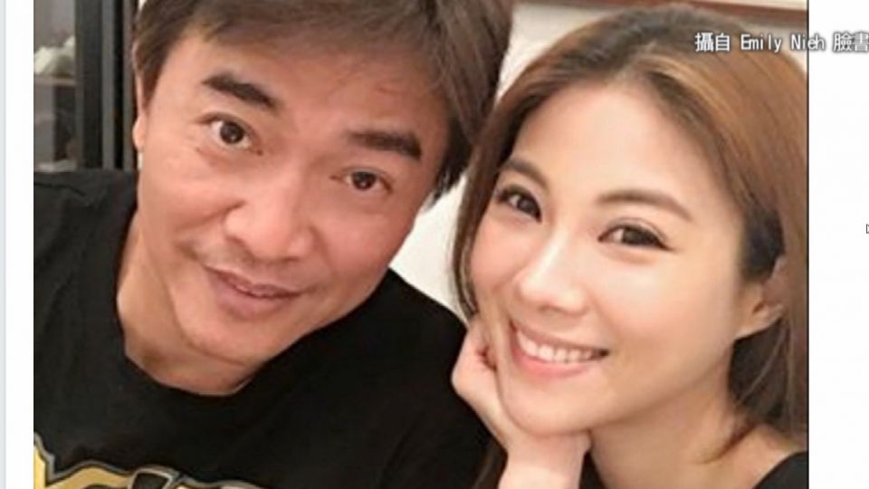 吳宗憲桃花旺 和裸背妹親暱拉手跑飯店