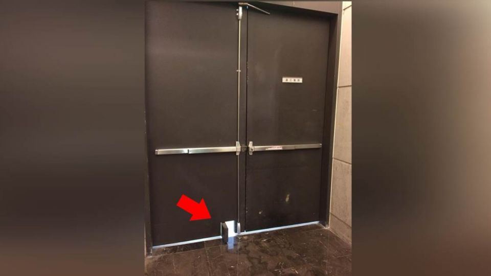 做啥用?員工專用門「開小門」 網友驚呼:料鼠王專用