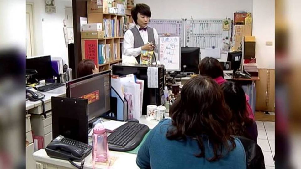 【影片】爆不完！秦偉玩「國王遊戲」 竟對臉書好友「硬上弓」