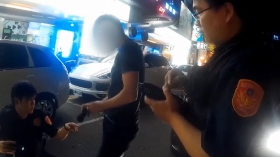 毒蟲襪內藏K毒 遭攔查腳發抖露餡