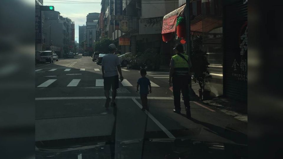 不是壞人，不能坐警車！暖警伴4歲童走回家