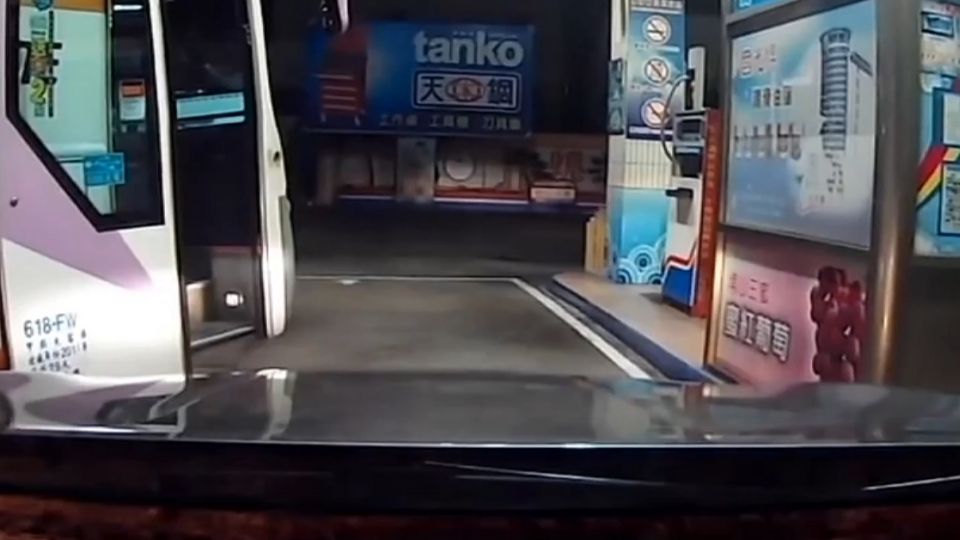 車主等加油 「鴨霸客運」突插隊搶先一步